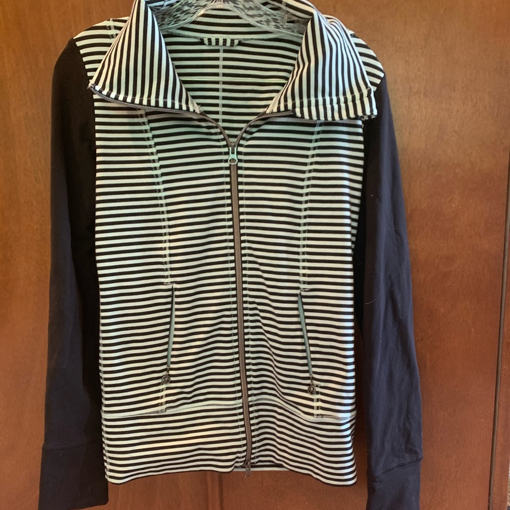 Lululemon zip up jacket size 4 EUC